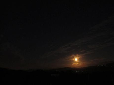 Ayer 11 de noviembre anocheció con luz dorada bañando la Luna (11-11-11)