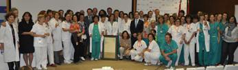 UNICEF acredita al Hospital 12 de Octubre de Madrid por humanizar la asistencia al nacimiento y la lactancia Equipo de profesionales del Hospital 12 de Octubre recogiendo el galardón que les acredita como Hospital acreditado por IHAN
