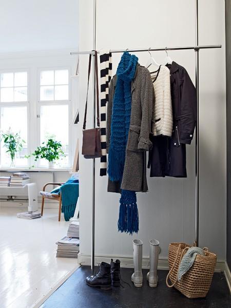 soluciones de almacenaje pensadas para ropa y calzado de invierno recibidores de estilo nórdico Quedamos en... proyecto decoración bloguers percheros papel de pared muebles zapateros muebles de recibidor guantes y bufandas estilo nórdico estilo escandinavo decoración estanterías para cajas donde guardar gorros espejos diseño para recibidores diseño escandinavo diseño de interiores decoración de recibidores decoración de interiores colgadores recibidores 