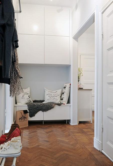 soluciones de almacenaje pensadas para ropa y calzado de invierno recibidores de estilo nórdico Quedamos en... proyecto decoración bloguers percheros papel de pared muebles zapateros muebles de recibidor guantes y bufandas estilo nórdico estilo escandinavo decoración estanterías para cajas donde guardar gorros espejos diseño para recibidores diseño escandinavo diseño de interiores decoración de recibidores decoración de interiores colgadores recibidores 