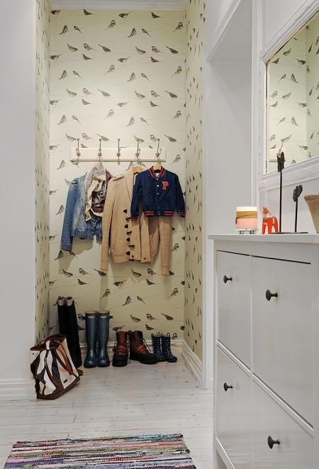 soluciones de almacenaje pensadas para ropa y calzado de invierno recibidores de estilo nórdico Quedamos en... proyecto decoración bloguers percheros papel de pared muebles zapateros muebles de recibidor guantes y bufandas estilo nórdico estilo escandinavo decoración estanterías para cajas donde guardar gorros espejos diseño para recibidores diseño escandinavo diseño de interiores decoración de recibidores decoración de interiores colgadores recibidores 