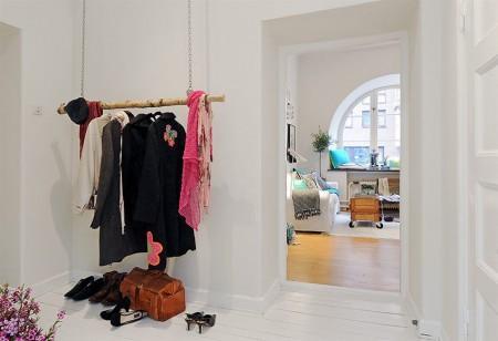 soluciones de almacenaje pensadas para ropa y calzado de invierno recibidores de estilo nórdico Quedamos en... proyecto decoración bloguers percheros papel de pared muebles zapateros muebles de recibidor guantes y bufandas estilo nórdico estilo escandinavo decoración estanterías para cajas donde guardar gorros espejos diseño para recibidores diseño escandinavo diseño de interiores decoración de recibidores decoración de interiores colgadores recibidores 