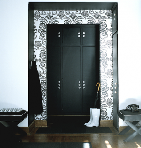 soluciones de almacenaje pensadas para ropa y calzado de invierno recibidores de estilo nórdico Quedamos en... proyecto decoración bloguers percheros papel de pared muebles zapateros muebles de recibidor guantes y bufandas estilo nórdico estilo escandinavo decoración estanterías para cajas donde guardar gorros espejos diseño para recibidores diseño escandinavo diseño de interiores decoración de recibidores decoración de interiores colgadores recibidores 