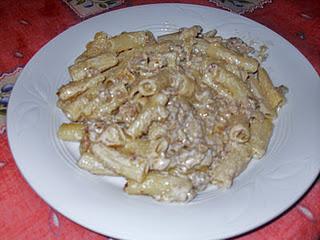 Macarrones rayados con salsa queso y paté