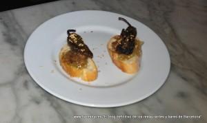 Montadito de solomillo, cebolla caramelizada y pimiento del padron