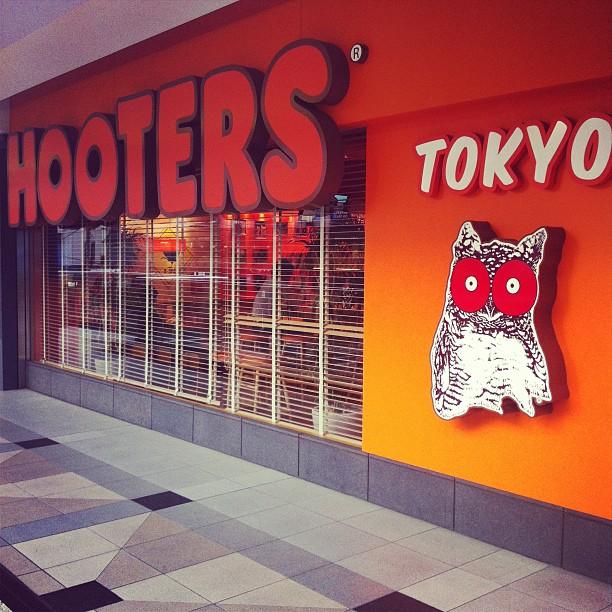 Cenando en el Hooters de Tokyo