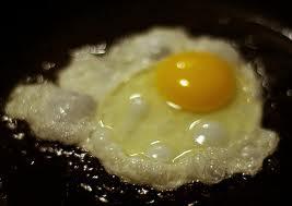 Como hacer un huevo frito.