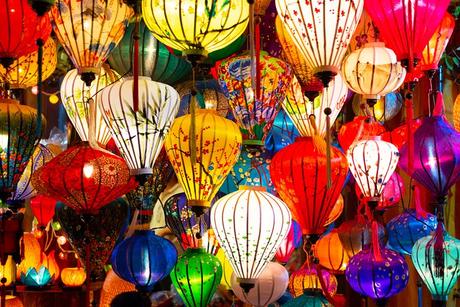 Linternas de colores para la venta en el mercado nocturno de Hoi An