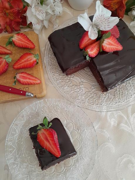 Pastel de chocolate americano con fresas