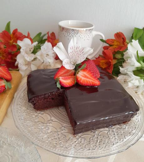 Pastel de chocolate americano con fresas