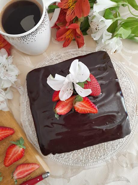 Pastel de chocolate americano con fresas