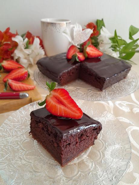 Pastel de chocolate americano con fresas