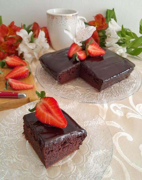 Pastel de chocolate americano con fresas