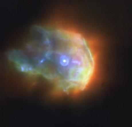 El joven objeto estelar 244-440 en la Nebulosa de Orión observado con el VLT