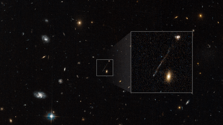 Hubble ve un agujero negro fuera de control creando un rastro de estrellas