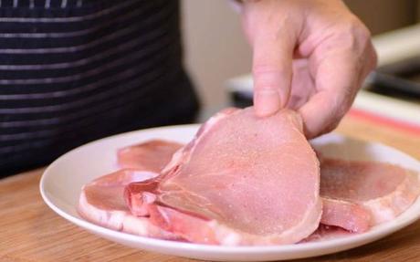 Chuletas de cordero encebolladas