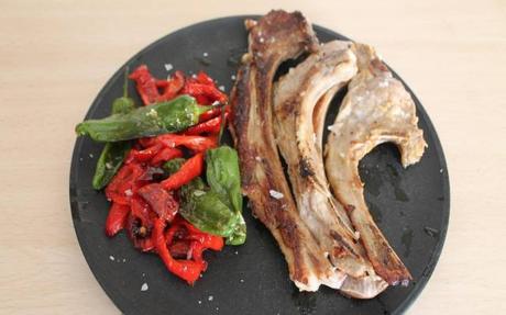 Chuletas de cordero encebolladas