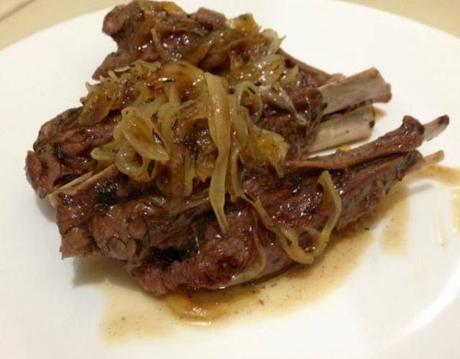 Chuletas de cordero encebolladas