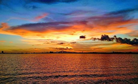 Puesta de sol sobre el lago Charles