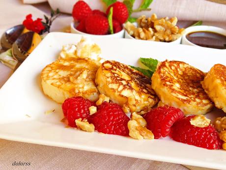 Tortitas de mató con frambuesas, nueces y miel