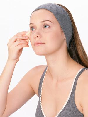 Chica desmaquillándose Chica desmaquillándose