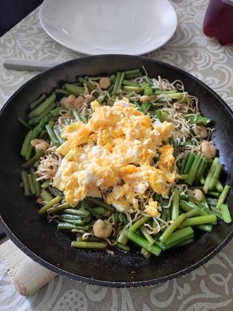 NOODLES CON SALTEADO DE AJETES, ESPARRAGOS Y GAMBAS