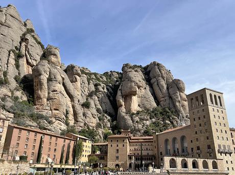 Plaza Santa María de Montserrat, ubicada bajo las rocas de la montaña.
