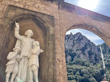 Uno de los arcos con escultura de santo de la plaza central de Montserrat