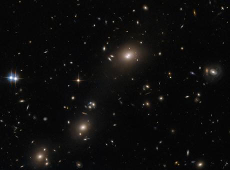Hubble captura un escurridizo cúmulo de galaxias