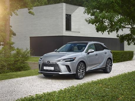 Los nuevos Lexus RZ 450e, nuevo RX y Nuevo UX 250h Premium se estrenan en el Salón de Barcelona Los nuevos Lexus RZ 450e, nuevo RX y Nuevo UX 250h Premium se estrenan en el Salón de Barcelona