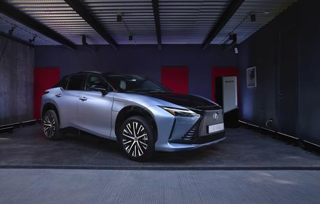 Los nuevos  Lexus RZ 450e, nuevo RX y  Nuevo UX 250h Premium se estrenan en el Salón de Barcelona