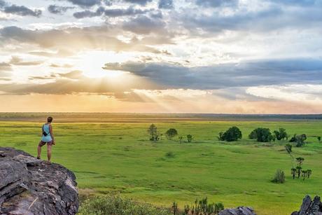 Caminante en el mirador de Nadab durante la puesta de sol, Ubirr Walk, Parque Nacional Kakadu