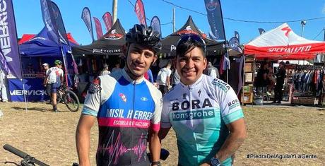 Dos ciclistas de Piedra del Águila en Río Pinto