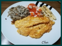 Plato combinado de merluza rebozada