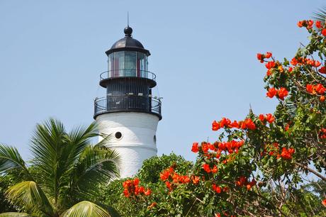 Faro de Key West con flores