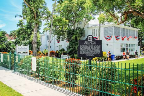 Pequeña casa blanca