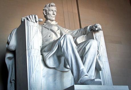 Estatua de mármol del presidente Abraham Lincoln en el Lincoln Memorial