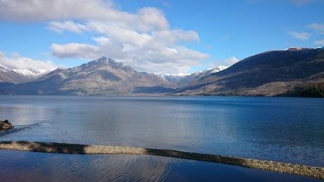 Lo que hace único a El Bolsón: Un hermoso valle, tranquilo, acogedor y solidario. El Bolsón es una ciudad argentina ubicada en la región patagónica, en el extremo suroeste de la provincia de Río Negro, y en medio de un paisaje de montañas, bosques de coníferas, ríos y lagos.