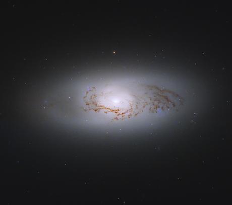 Hubble observa una galaxia intermedia