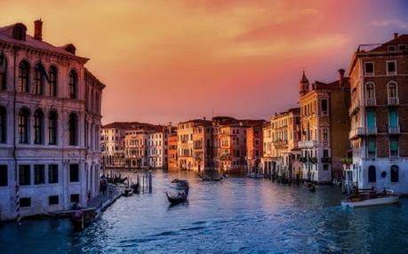 Cómo visitar Venecia: consejos útiles Venecia-góndolas-canales-atardecer