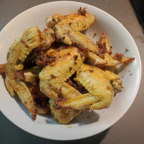 ALITAS DE POLLO ADOBADAS CON SALSA DE AGUACATE Y ENSALADA