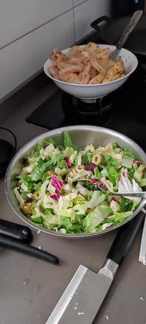 ALITAS DE POLLO ADOBADAS CON SALSA DE AGUACATE Y ENSALADA