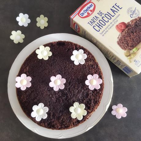 Tarta de chocolate al estilo francés con decorado floral