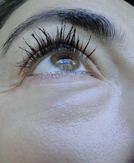 Lash Sensational Sky High Cosmic Black de Maybelline, color y volumen intensos Lash Sensational Sky High Cosmic Black de Maybelline, color y volumen intensos