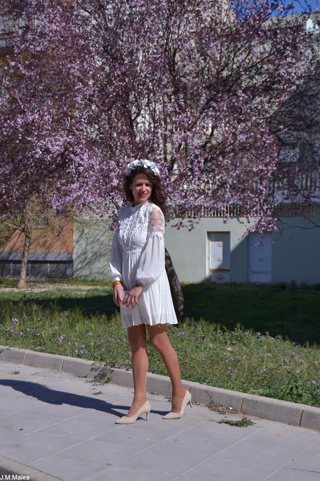 WHITE DRESS & LAMASCUQUII