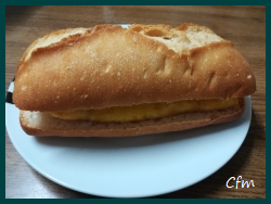 Bocadillo de tortilla francesa rellena de txistorra