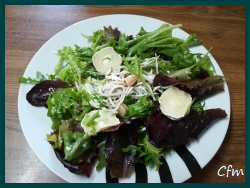 Ensalada de gulas con gambas y rulo de cabra