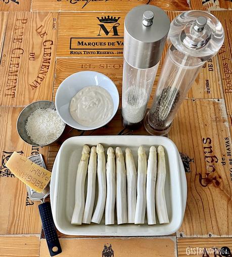 Espárragos frescos gratinados con salsa bechamel y queso parmesano