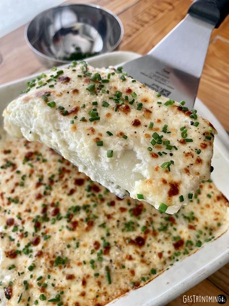 Espárragos frescos gratinados con salsa bechamel y queso parmesano