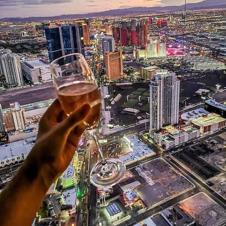 Juegos para beber en pareja: desata la pasión con vino y diversión 3